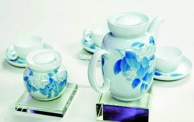 陶藝名家張守智昨在滬老淚縱橫談&ldquo;國(guó)瓷&rdquo; 陶瓷大國(guó)卻為他人打工(組圖)_影音娛樂_新浪網(wǎng)